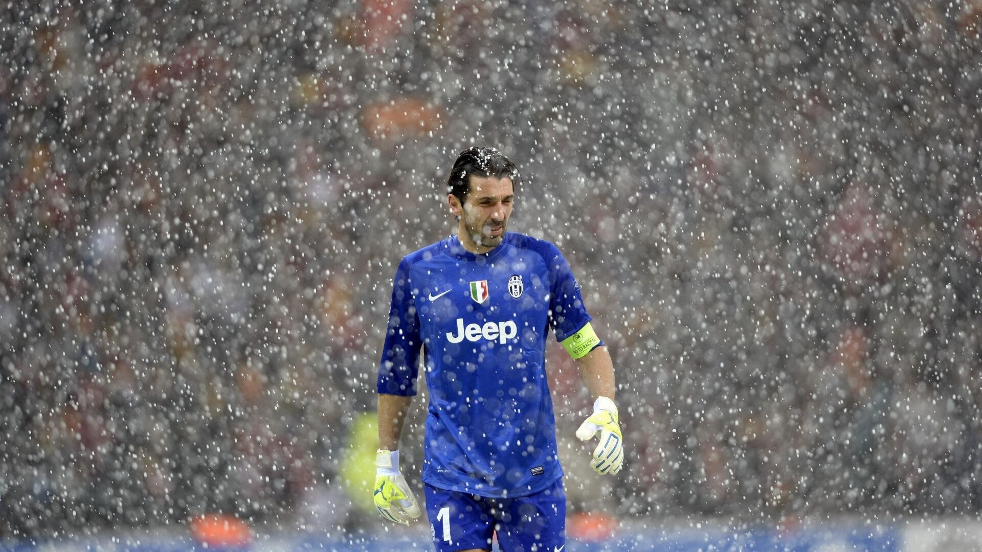 城市夜空滑翔，飞越星空的极速体验